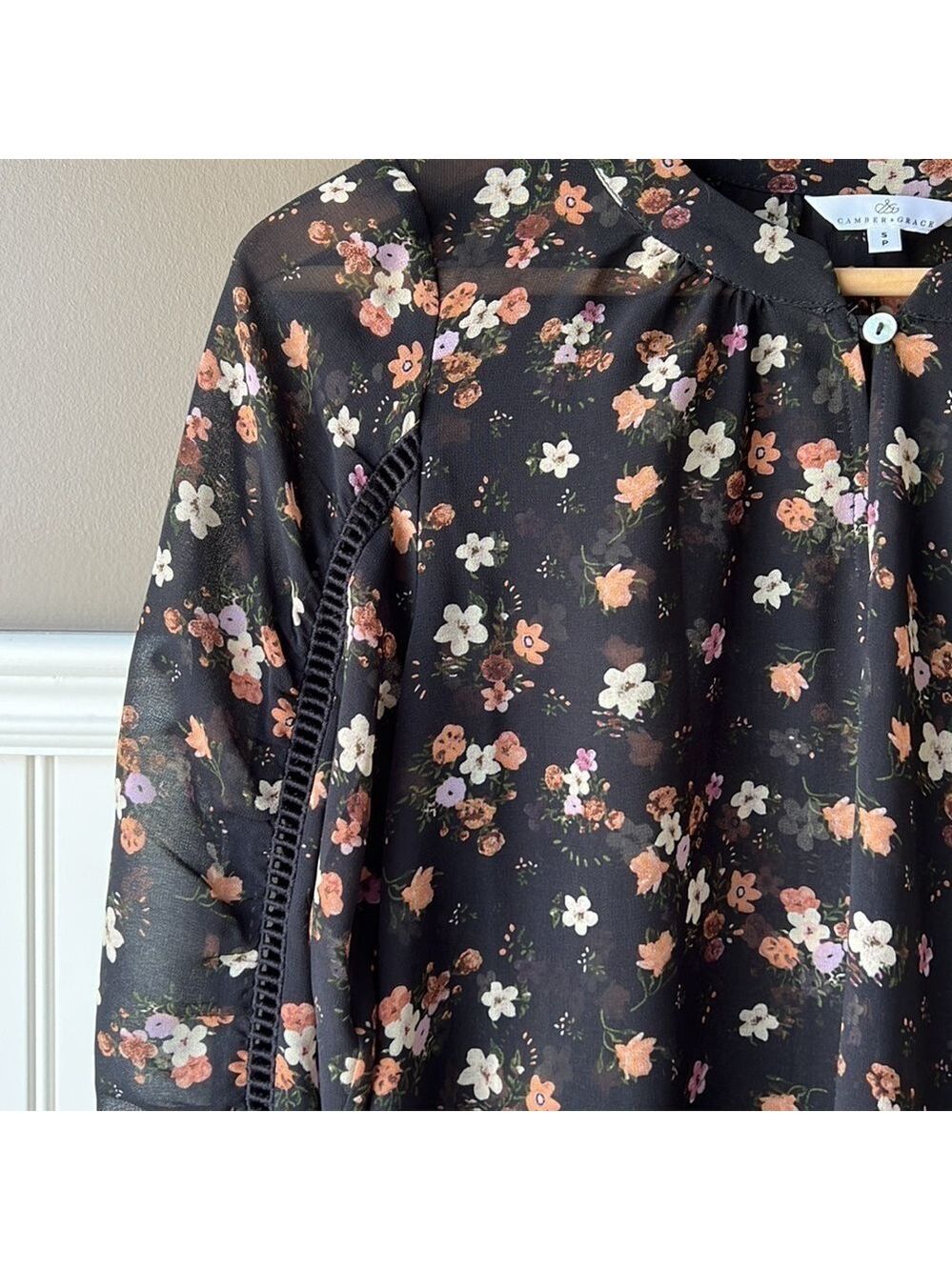 Camber & GRACE Black Floral Sheer Cut Out Sleeve Tunic Small - Picture 5 of 11